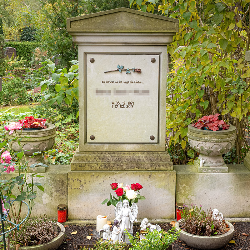 Grabmal auf dem Bornstedter Friedhof