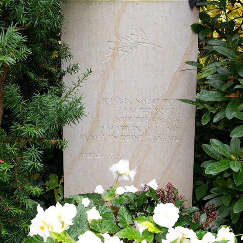 Grabmal auf dem Bornstedter Friedhof