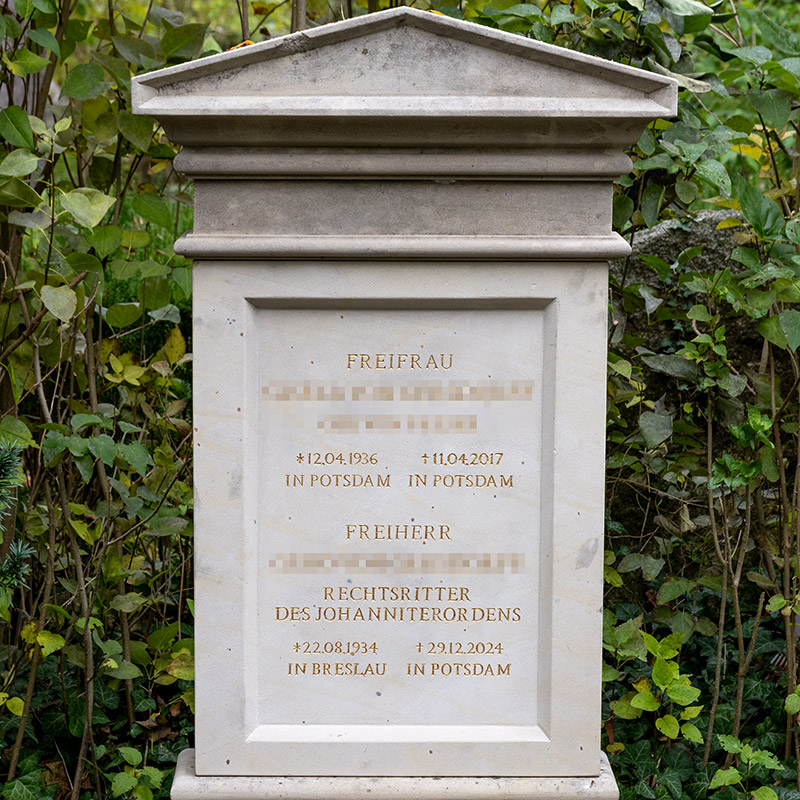 Grabmal auf dem Bornstedter Friedhof